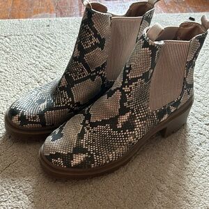 Universal Thread boots